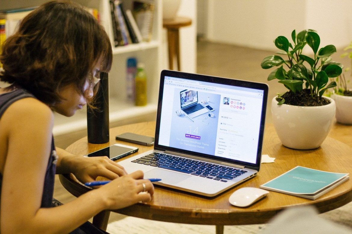 WOMAN AT HOME WORKIN ON A LAP TOP FROM HOME