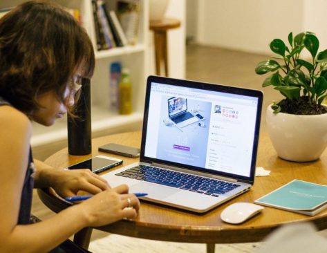 WOMAN AT HOME WORKIN ON A LAP TOP FROM HOME